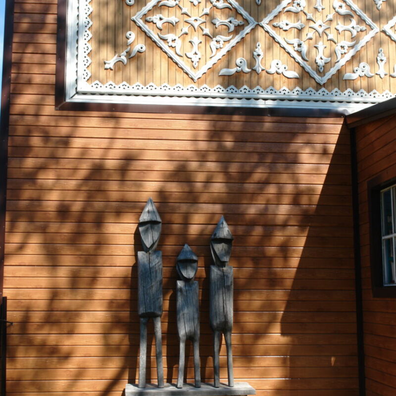 Фото 5. Сэвэны возле музея с. Троицкое