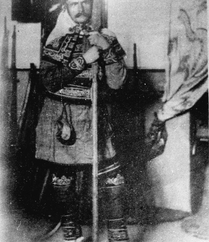 9. Фотопортрет. В.К. Арсеньев в удэгейском костюме в зале Краеведческого музея. 1916 г.
